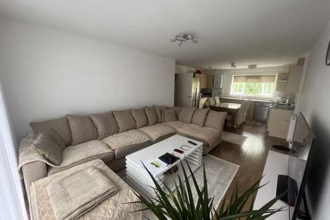 2 bedroom apartment to rent, Longwood Avenue, Slough