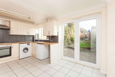 3 bedroom terraced house to rent, Sycamore Avenue, Horsham
