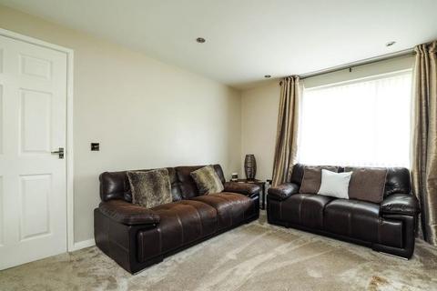 3 bedroom end of terrace house to rent, Aveline Close, NG5
