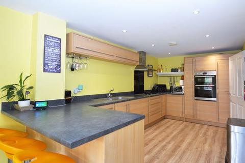 3 bedroom end of terrace house for sale, Nettle Way, Minster