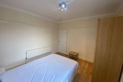 1 bedroom in a flat share to rent, Spacious Double Room in Hendon