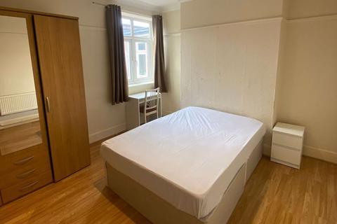 1 bedroom in a flat share to rent, Spacious Double Room in Hendon