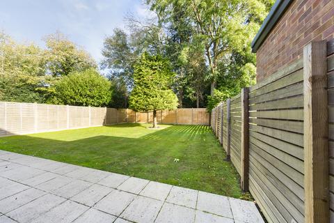 3 bedroom detached house to rent, St Thomas Drive, Pinner, Middlesex, HA5