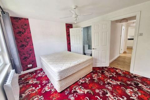 3 bedroom flat for sale, Maverdine Court, Gloucester GL1