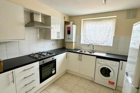 2 bedroom flat to rent, Rochford Gardens, Slough, SL2 5XG