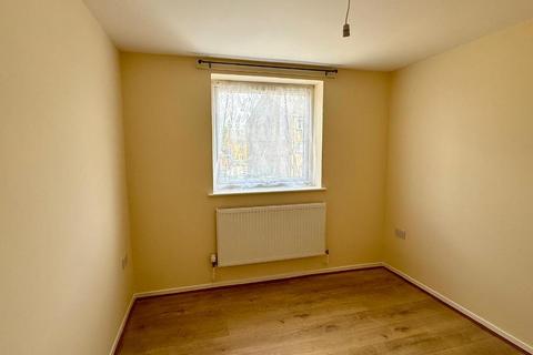 2 bedroom flat to rent, Rochford Gardens, Slough, SL2 5XG