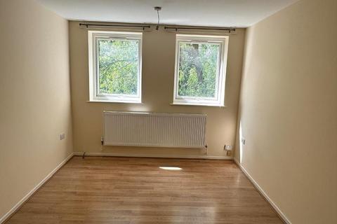 2 bedroom flat to rent, Rochford Gardens, Slough, SL2 5XG