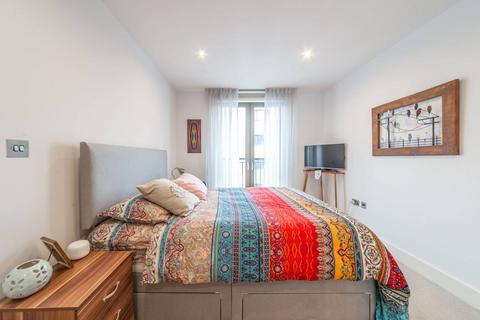 3 bedroom flat to rent, Camden Road, Camden Town, London, NW1