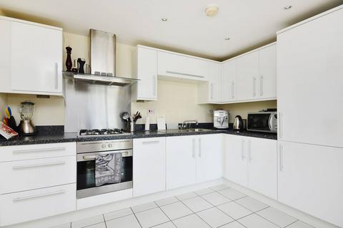 2 bedroom flat to rent, Uxbridge Road, West Ealing, London, W13