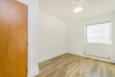 2 bedroom flat to rent, Station View, Guildford, GU1