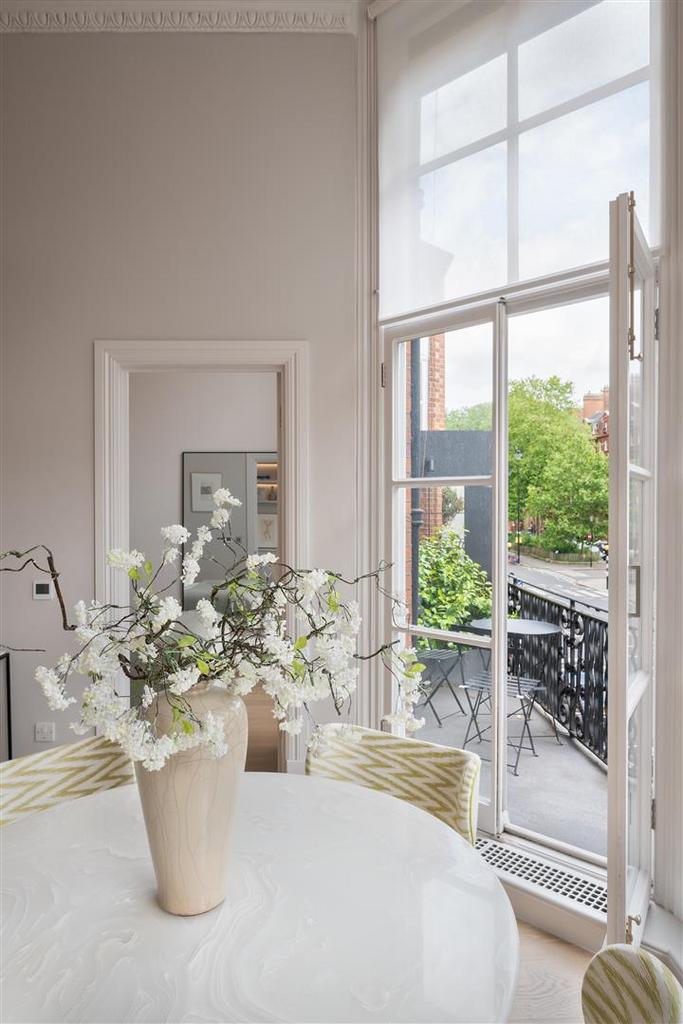 Flat 5, 50 Pont Street Hi-30.jpg