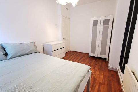 4 bedroom flat to rent, Chicksand Street, London E1