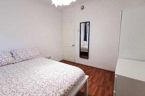 4 bedroom flat to rent, Chicksand Street, London E1