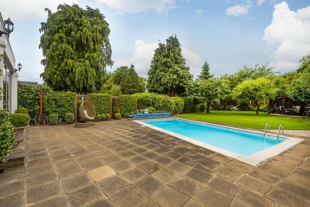Scotts Avenue, SunburyOnThames 4 bed detached house to rent £4,500