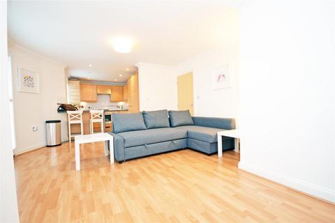 3 bedroom apartment to rent, White Lodge Close, Isleworth