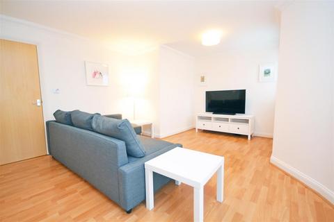 3 bedroom apartment to rent, White Lodge Close, Isleworth