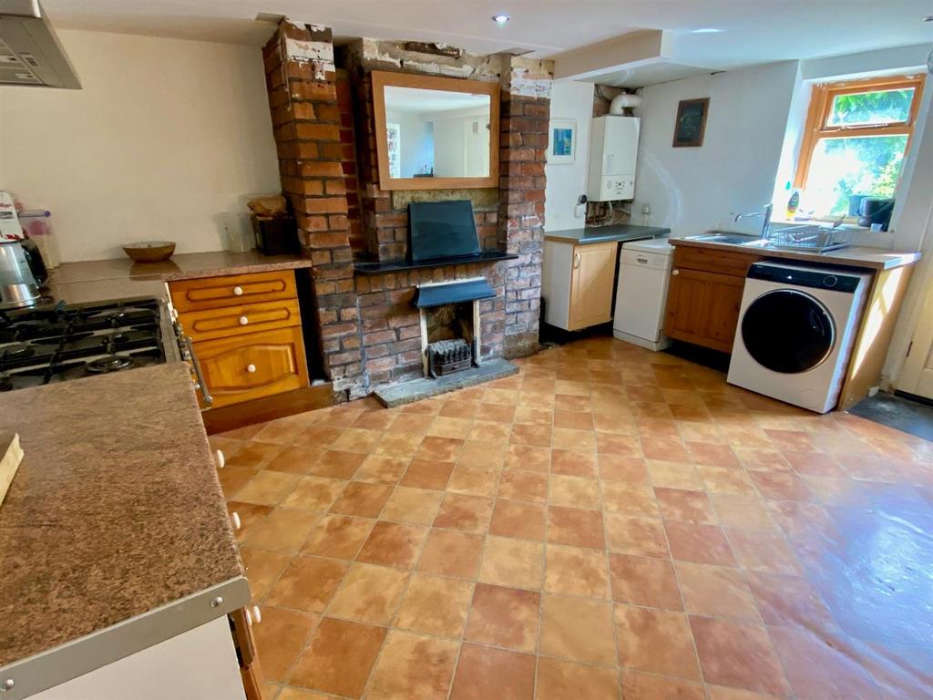 Kitchen 1.jpg