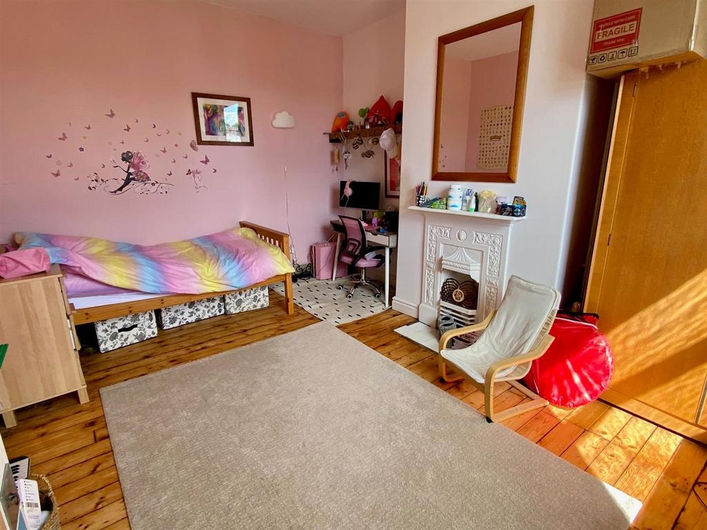 Bed 2.jpg