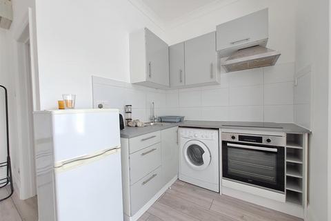 Studio to rent, Fairfield Road, London