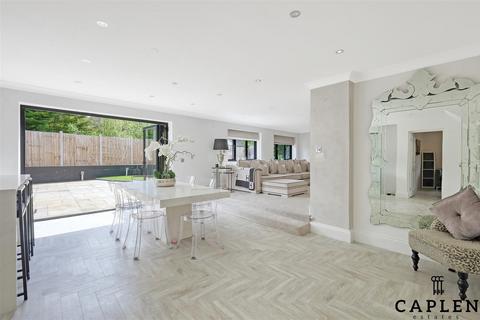 5 bedroom detached house to rent, Church Hill, Loughton