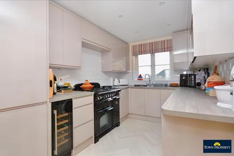 2 bedroom flat for sale, Martinique Way, Eastbourne