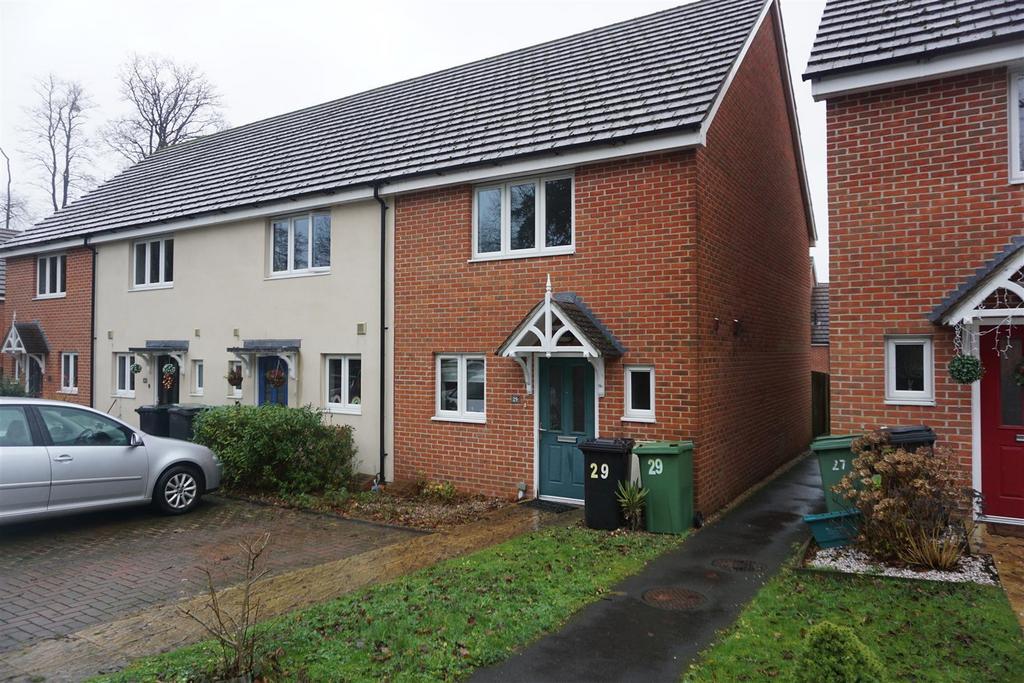 Skippetts Gardens, Basingstoke RG21 3 bed end of terrace house £1,400