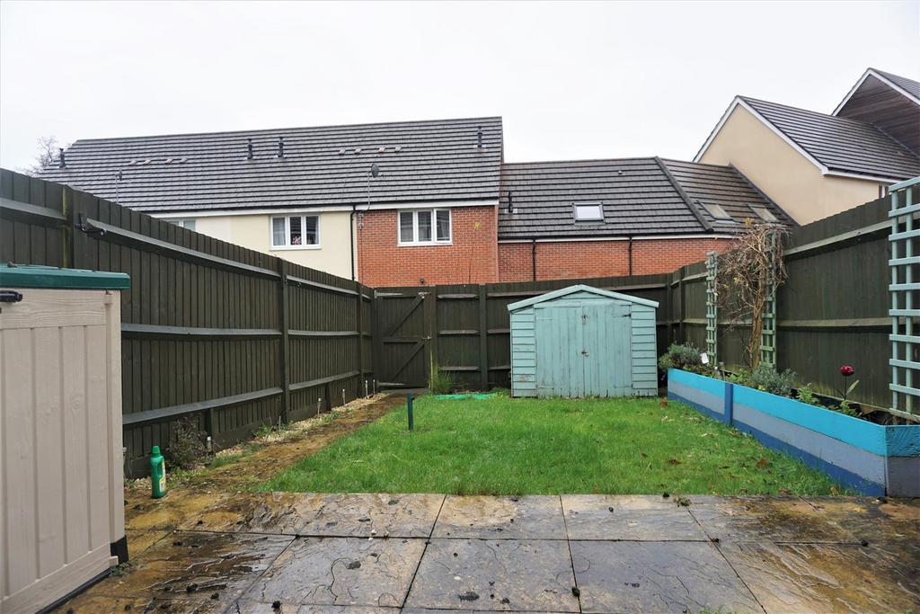 Skippetts Gardens, Basingstoke RG21 3 bed end of terrace house £1,400