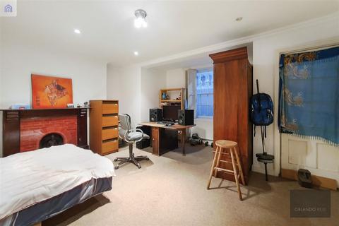 6 bedroom semi-detached house for sale, Albert Square, Oval