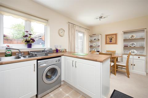 3 bedroom end of terrace house for sale, Thestfield Drive, Staverton