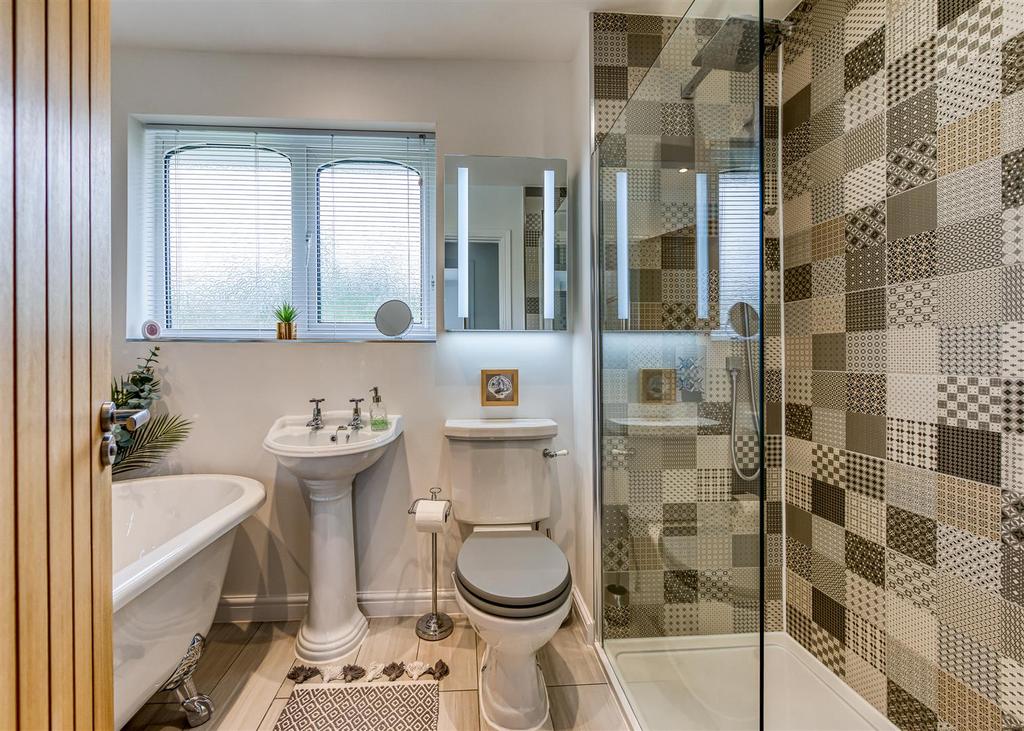 27 Beech Drive-bathroom.jpg