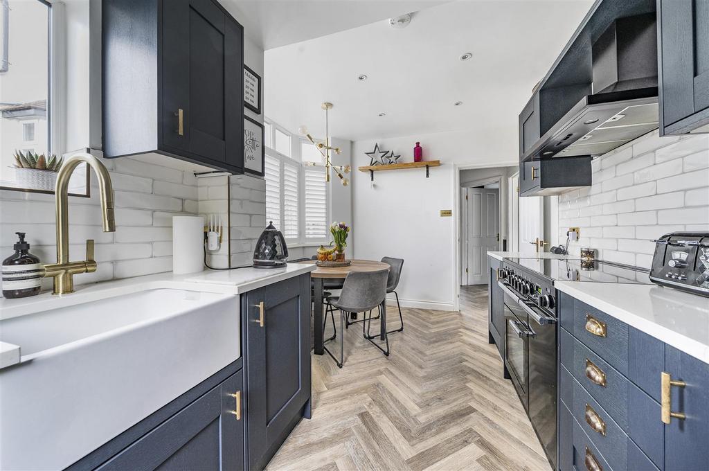 Kitchen/Breakfast Room:
