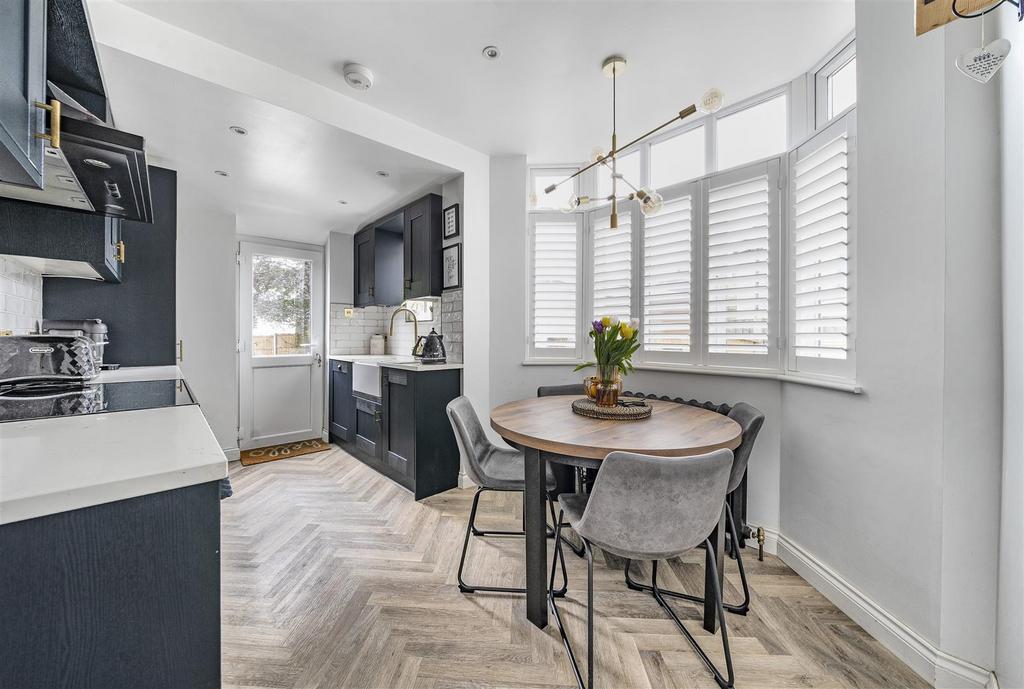 Kitchen/Breakfast Room:
