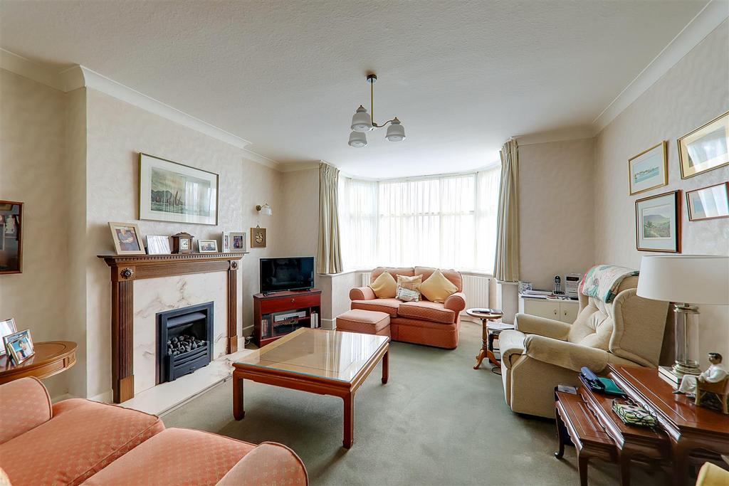 Broomfield Avenue, Worthing 3 bed detached house for sale £575,000