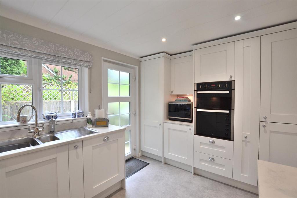 Kitchen 2.JPG