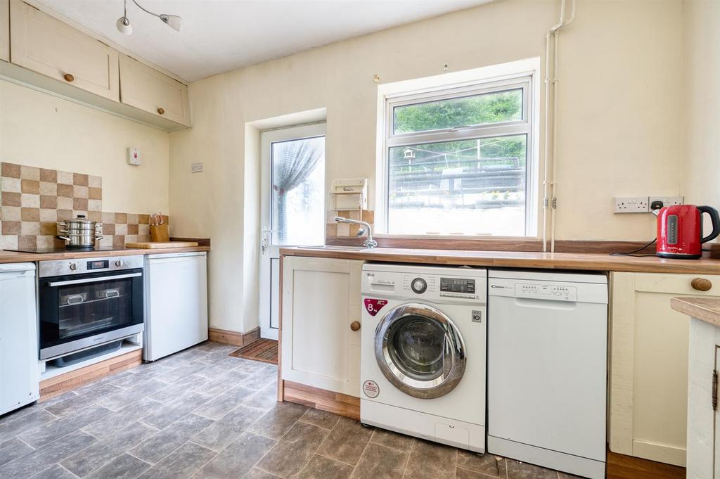 Kitchen towards rear garden.jpg