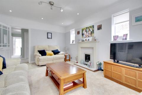 5 Wadhurst Drive, Goring By Sea, Worthing, BN12 4XA