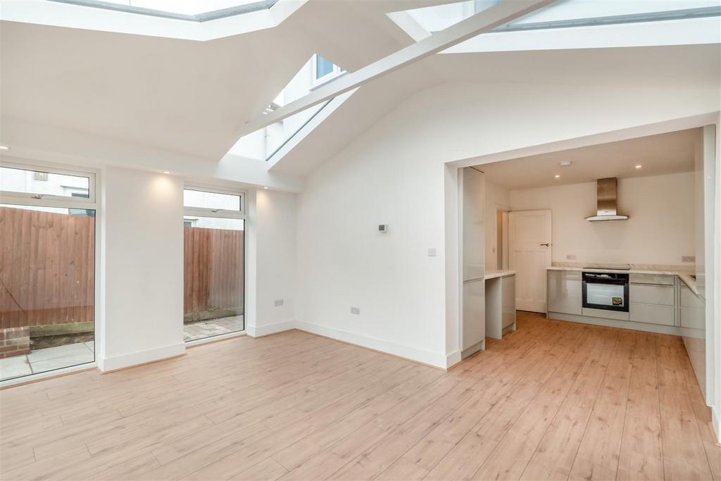 8542260-interior16.jpg
