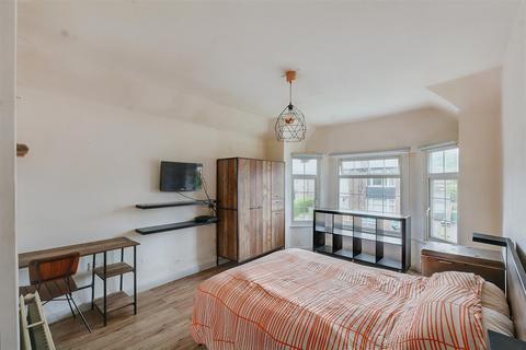 2 Brooklands Road, Nottingham, NG3 7AL
