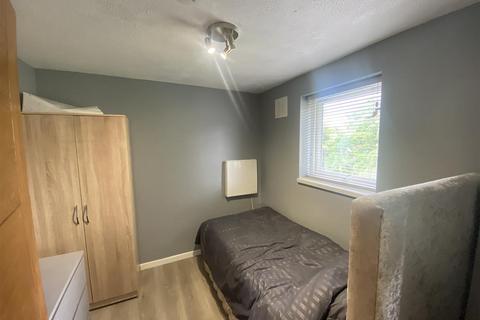 3 bedroom flat to rent, Old Park Mews, Hounslow TW5