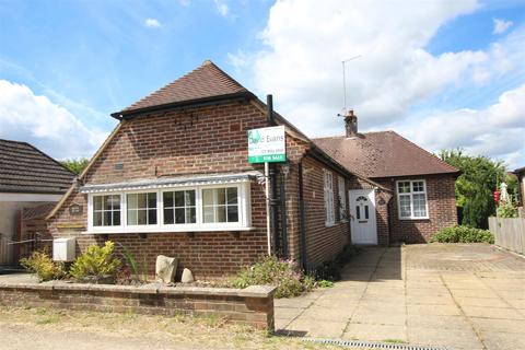 3 bedroom detached bungalow for sale, Highfield Avenue, Twyford, Winchester