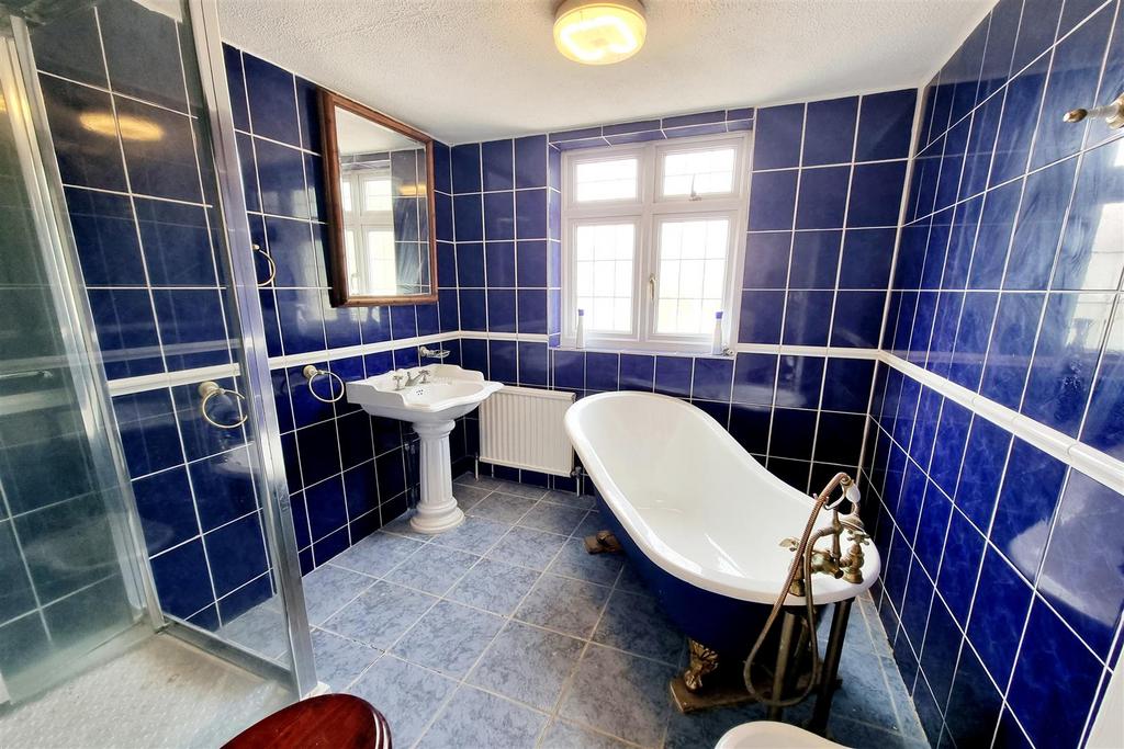 En suite bathroom: