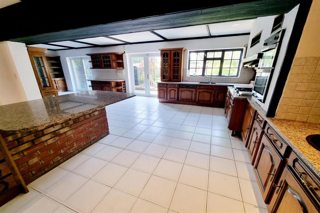 Extended fitted kitchen/diner: