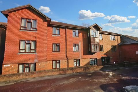 2 bedroom house to rent, Francis Court, Worplesdon Road, Guildford