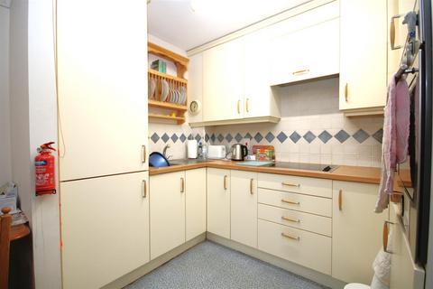 2 bedroom house to rent, Francis Court, Worplesdon Road, Guildford