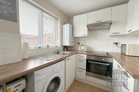 Studio for sale, Magpie Close, Enfield