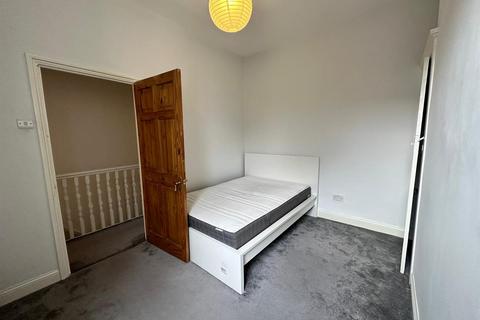 2 bedroom flat to rent, Cleveland Park Avenue, London