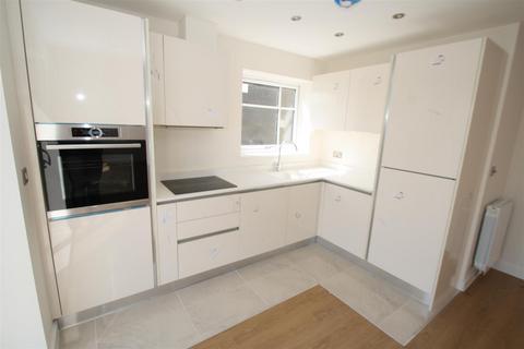 2 bedroom apartment to rent, London Road, Leigh-On-Sea