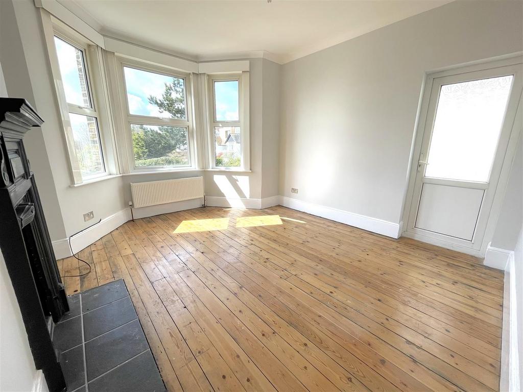 St. Helens Road, WestcliffOnSea 3 bed property to rent £1,300 pcm (£300 pw)
