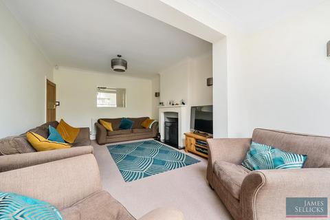31 Shanklin Drive, Leicester, LE2 3RH