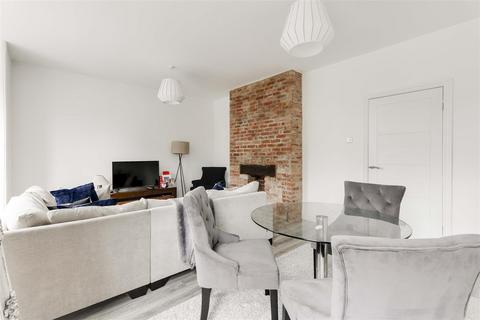 3 bedroom apartment to rent, Church Drive, Daybrook NG5